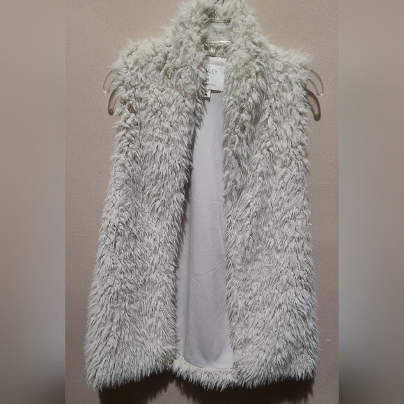 Fuzzy Gray Vest by Ashley By 26 International - Picture 1 of 3